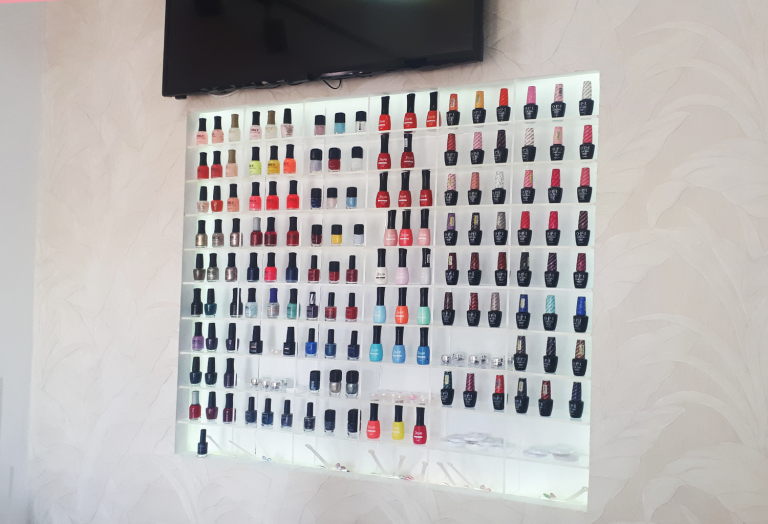 niche en plexi vernis manucure