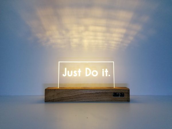 just-do-it-lampe-plexi-jaune