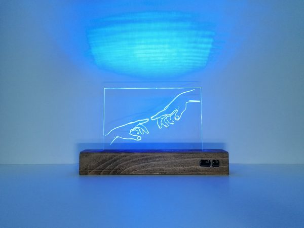 love-creation-hand-touching-bleu-lampe